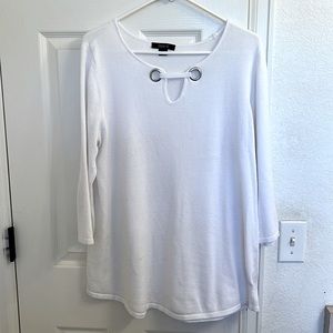 White, 3/4 length sleeve long sweater.